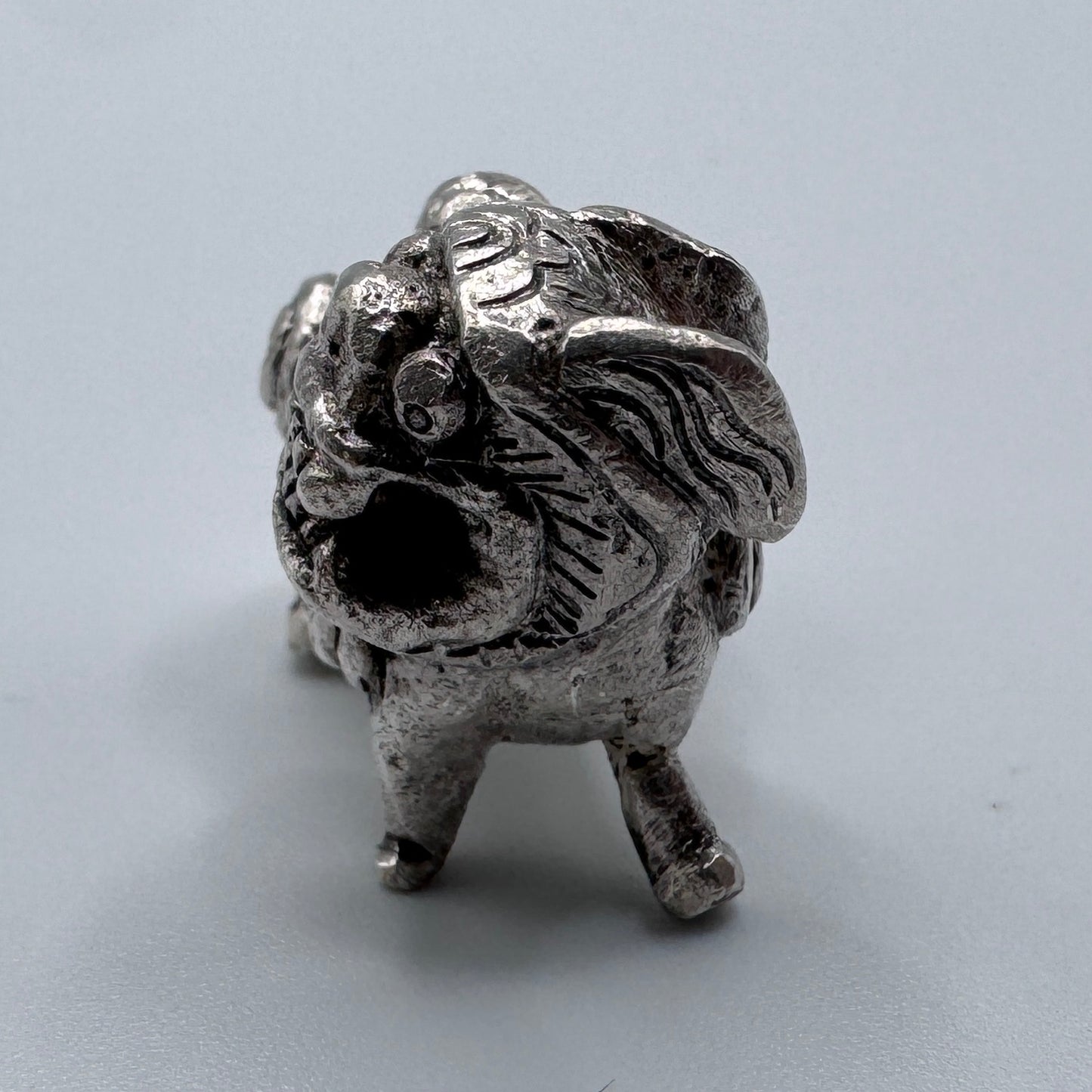 Petite Sculpture Chinoise en argent massif  « chien de Fô »
