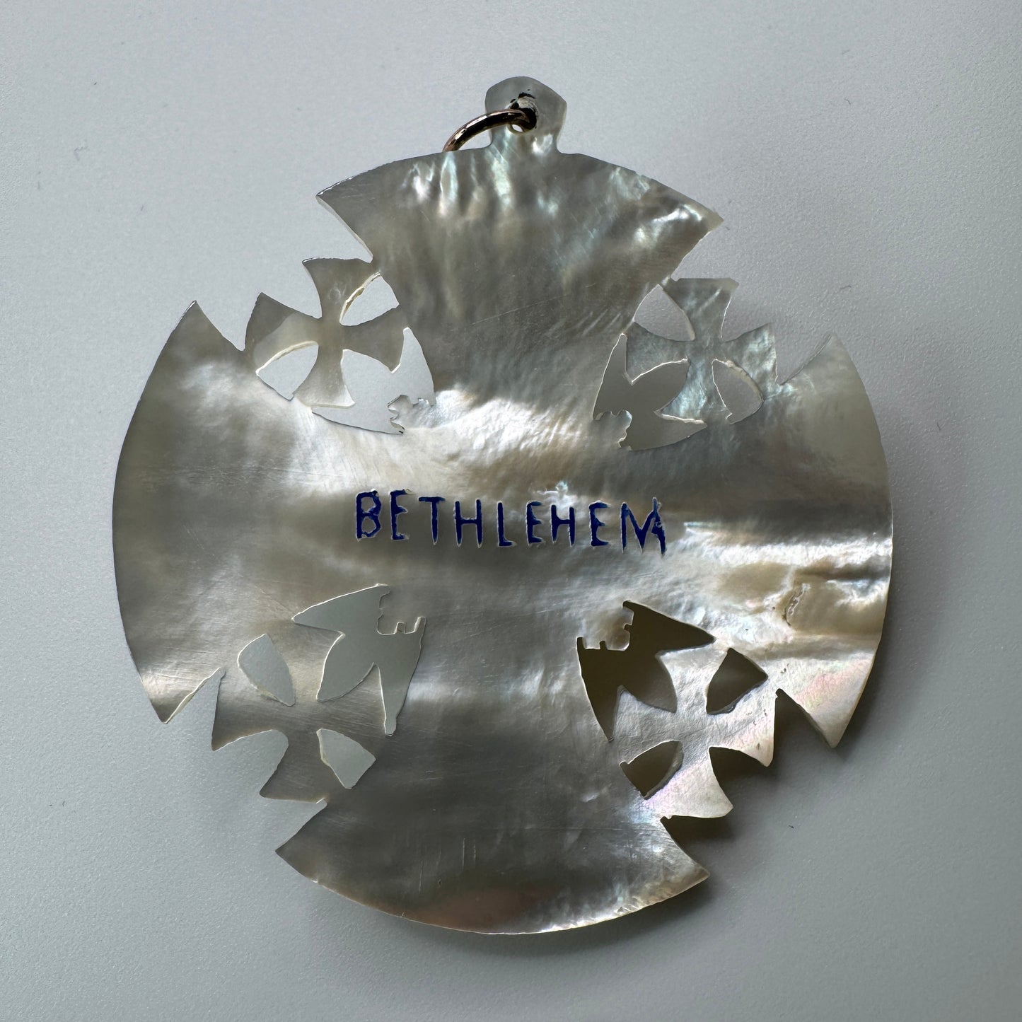 Pendentif vintage « croix de Jérusalem » - nacre sculptée