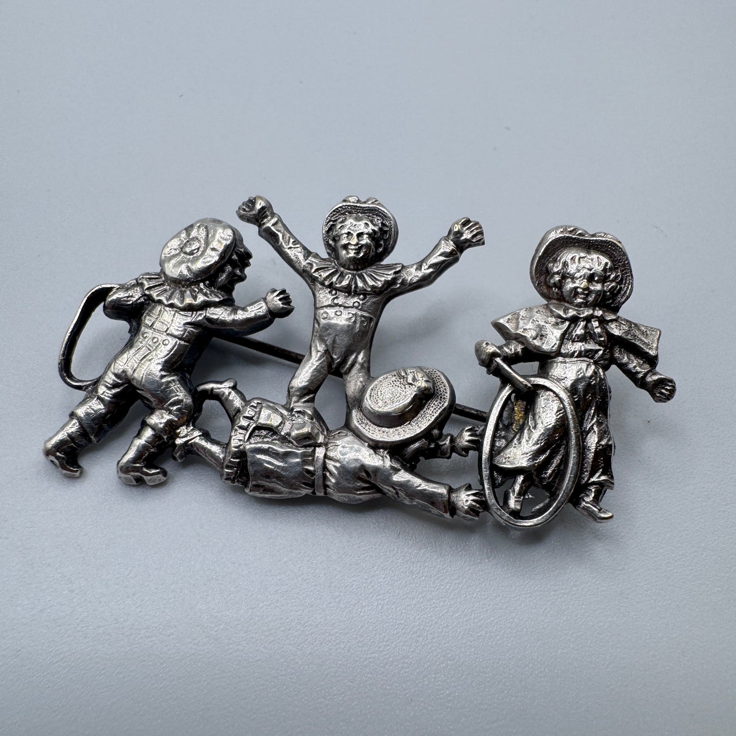 Broche Ancienne vers 1900  « les jeux d’enfants » - métal argenté