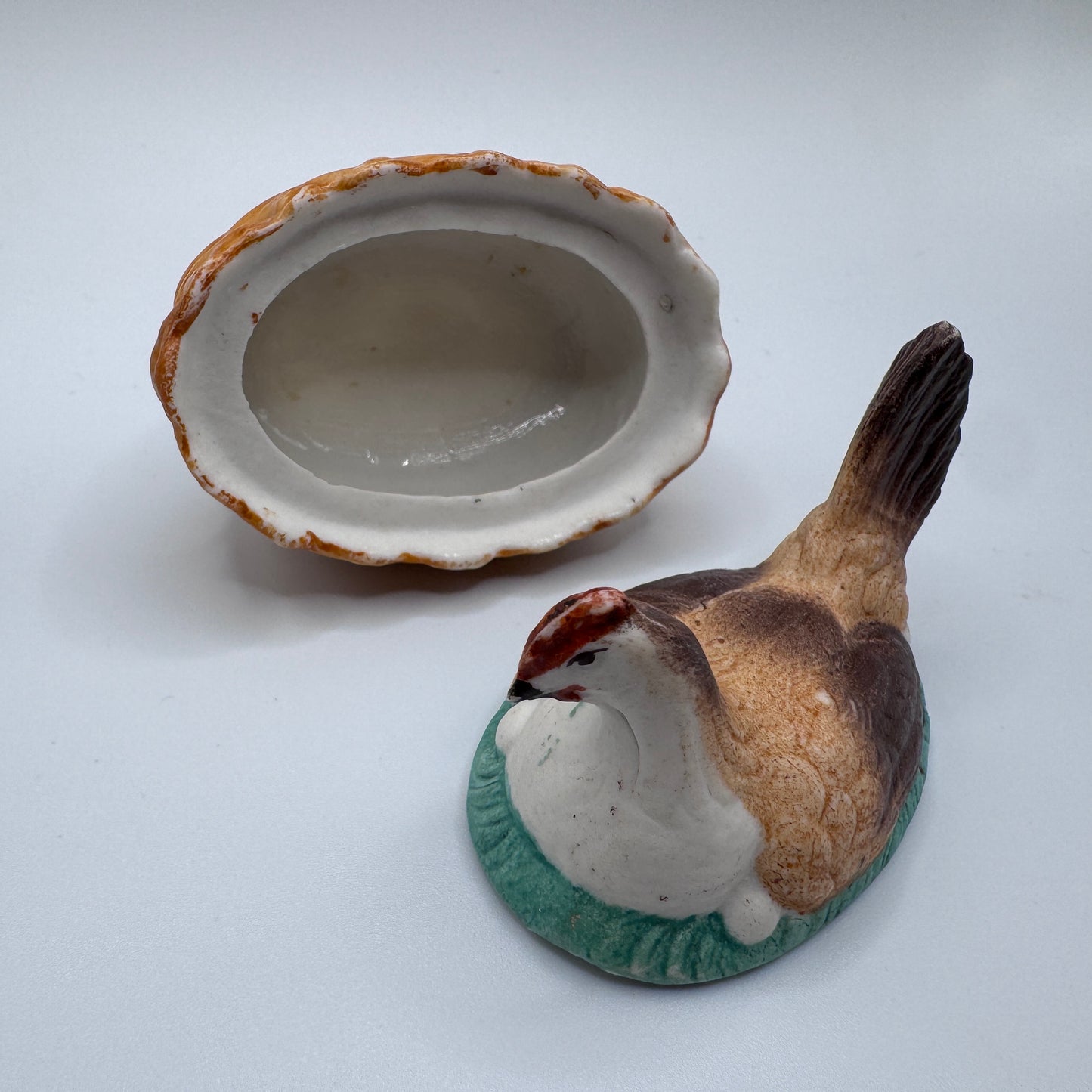 Boite Victorienne XIXeme en biscuit « poule couvant ses œufs »