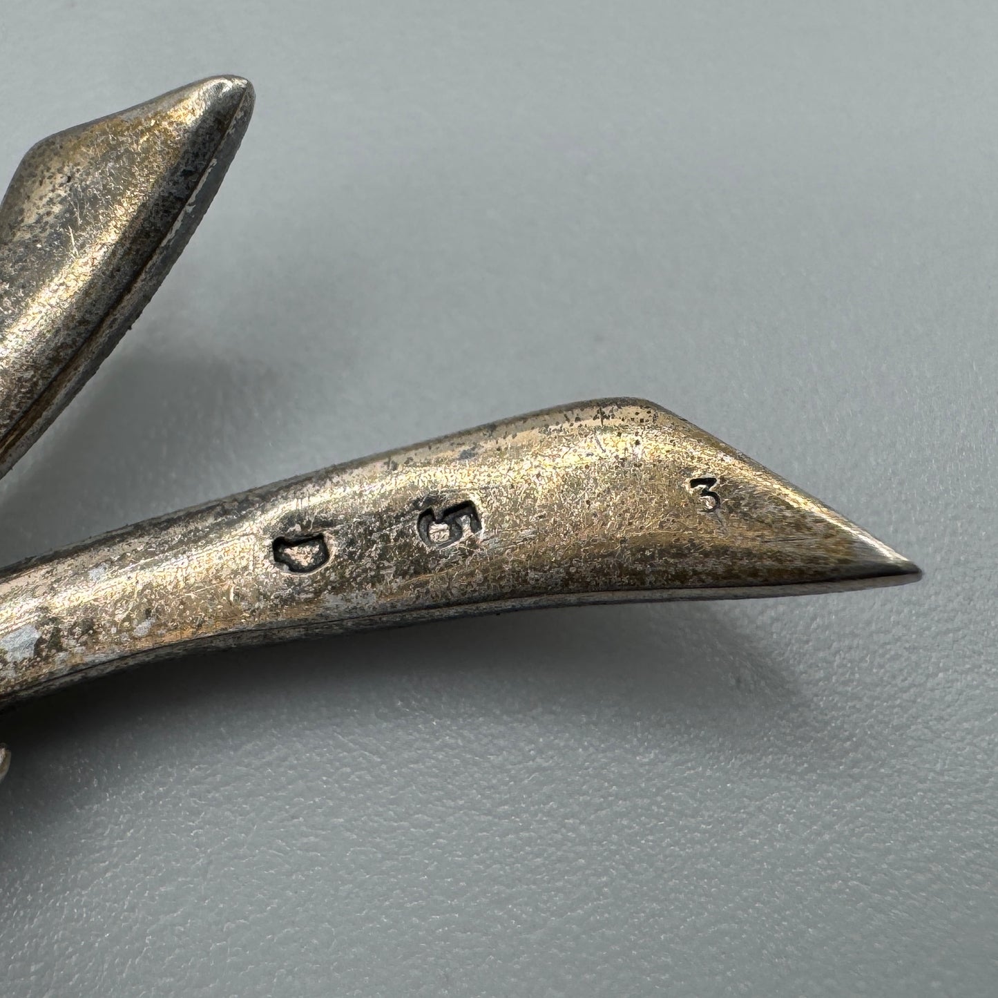 Broche ancienne « feuillage » - argent et brillants