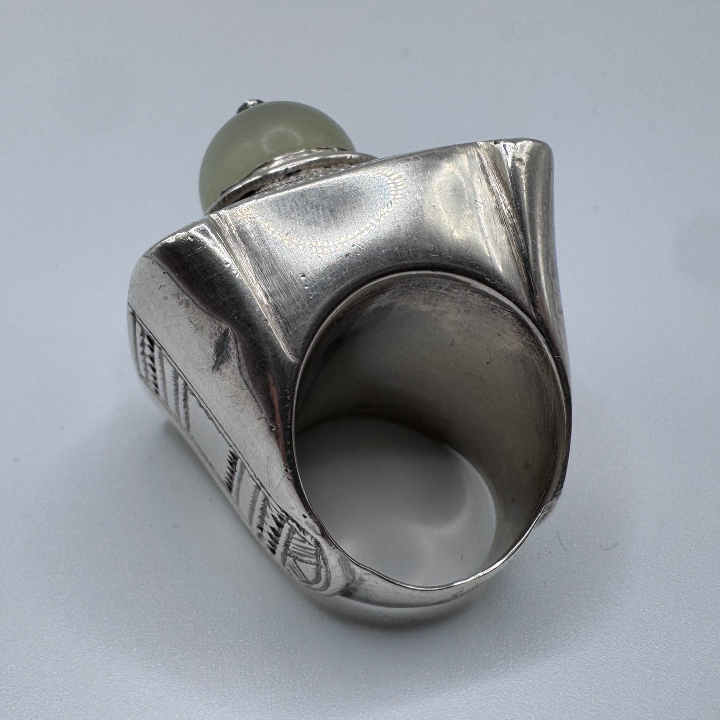 Énorme bague ancienne ethnique en argent massif et Jade