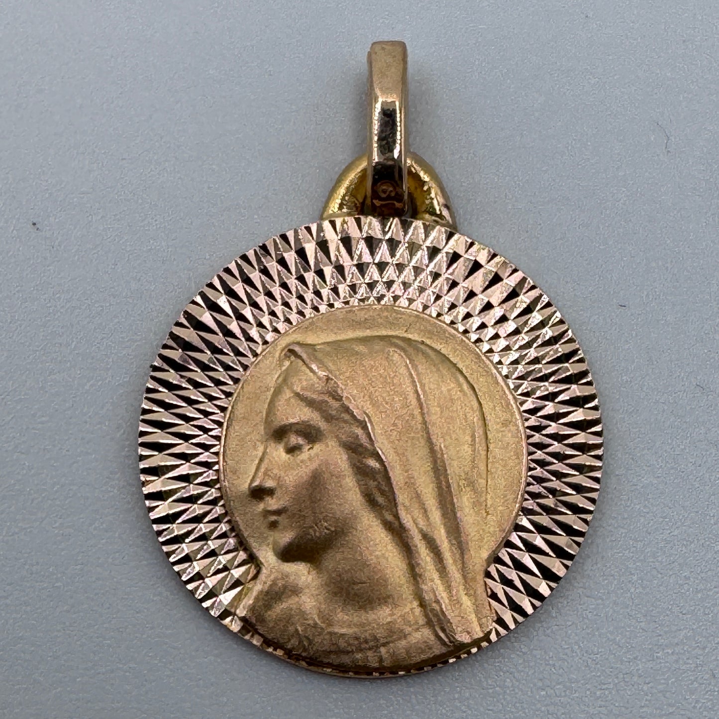 Superbe médaille religieuse ancienne plaqué or ORIA « Sainte Vierge » - neuf stock ancien bijoutier
