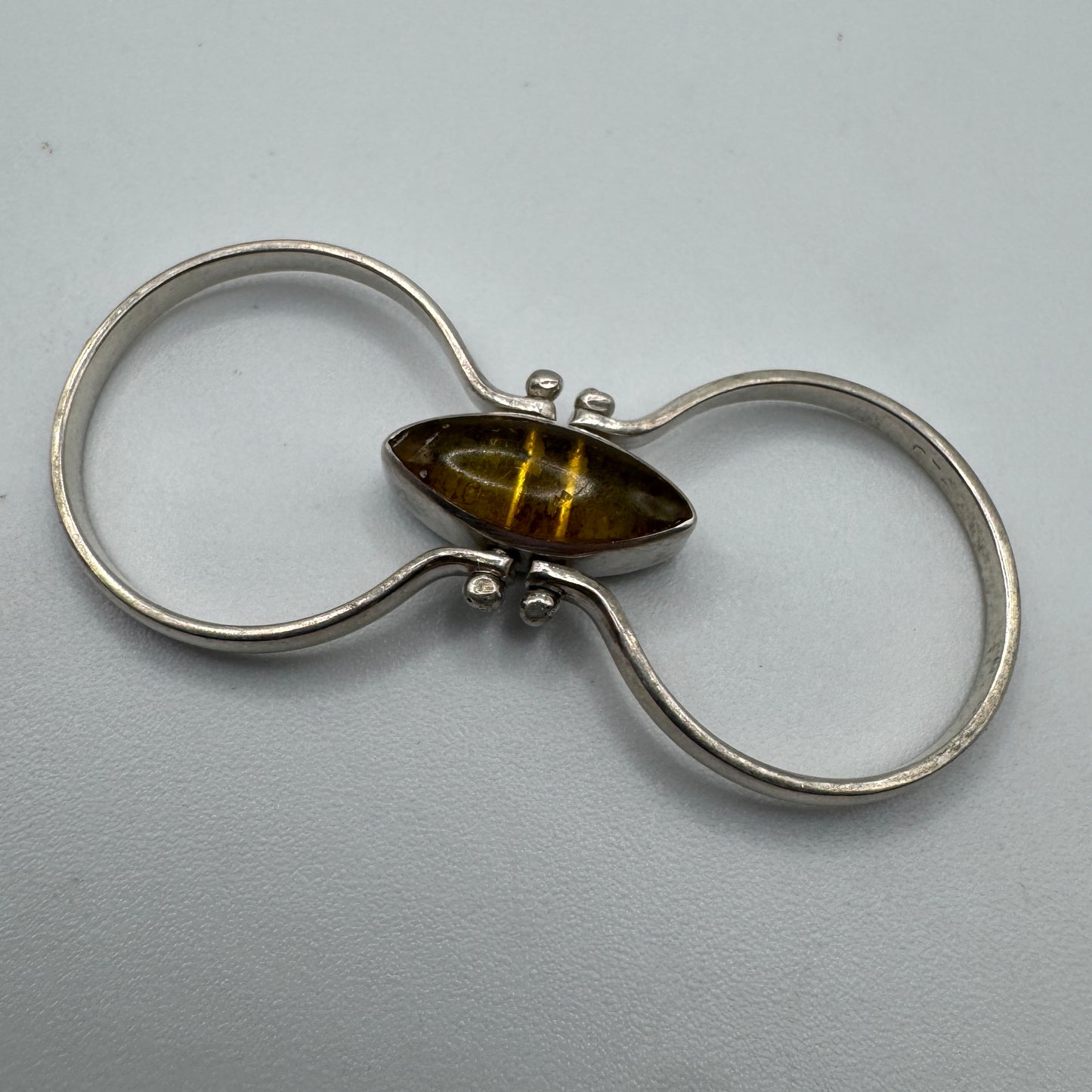 Jolie bague réversible en argent et pierres