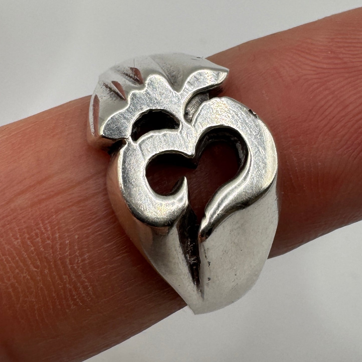 Bague en argent motif « Aum »