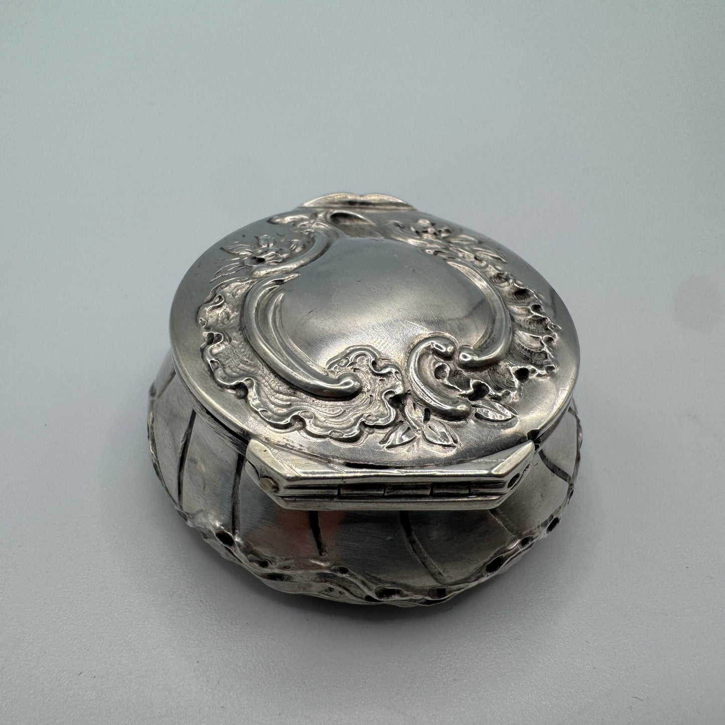 boîte pilulier ancien en argent massif