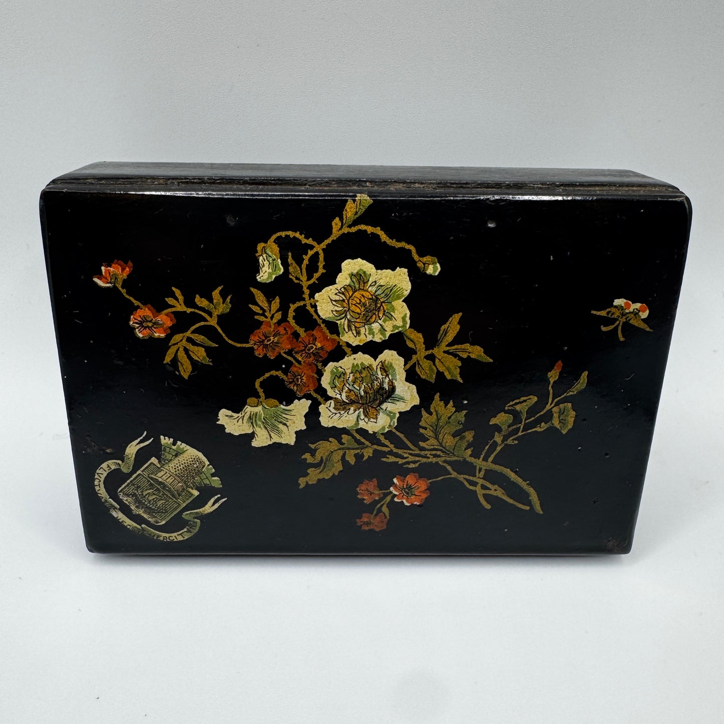 Boîte à couture Napoléon III en carton bouilli laqué - Ville de Paris