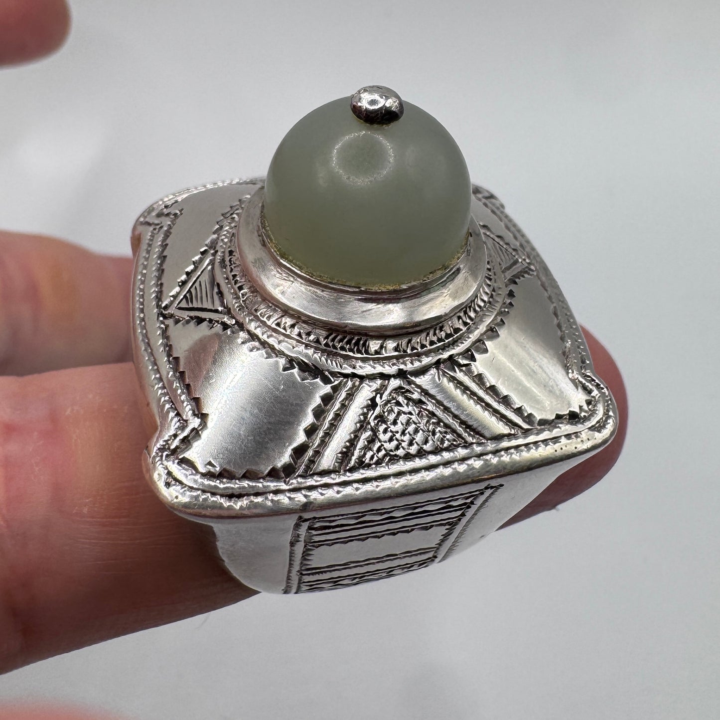 Énorme bague ancienne ethnique en argent massif et Jade