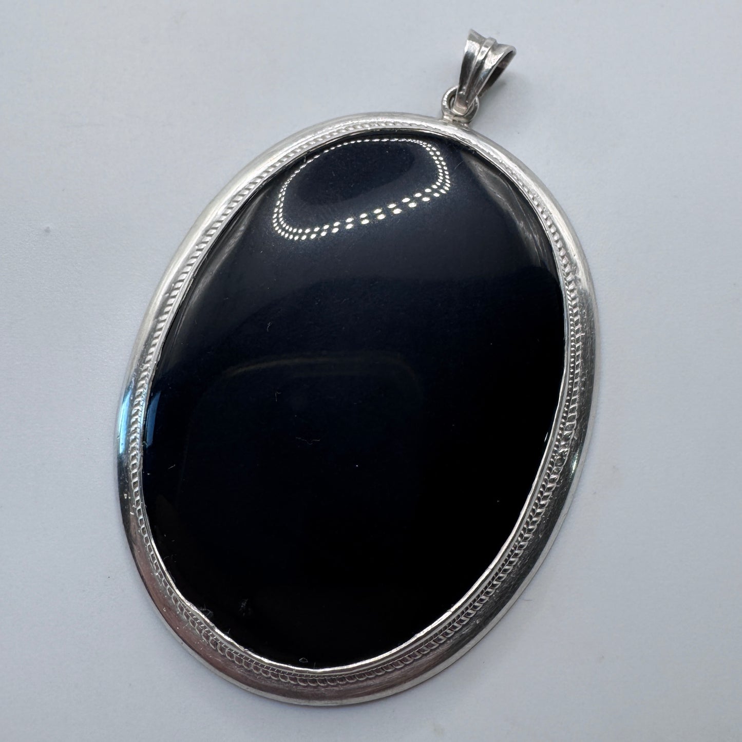 Rare grand Pendentif en argent massif et onyx
