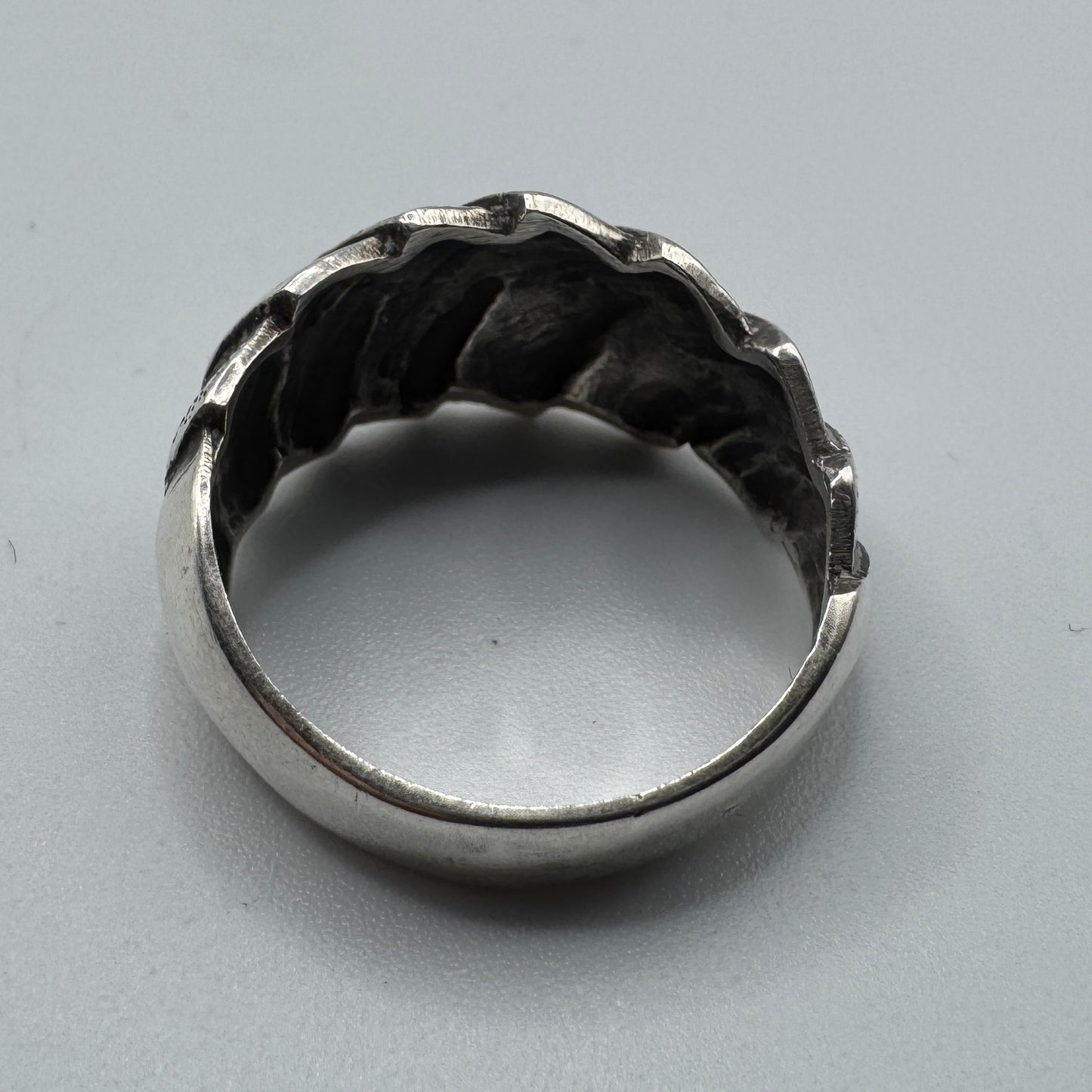 Bague en argent motif moderniste
