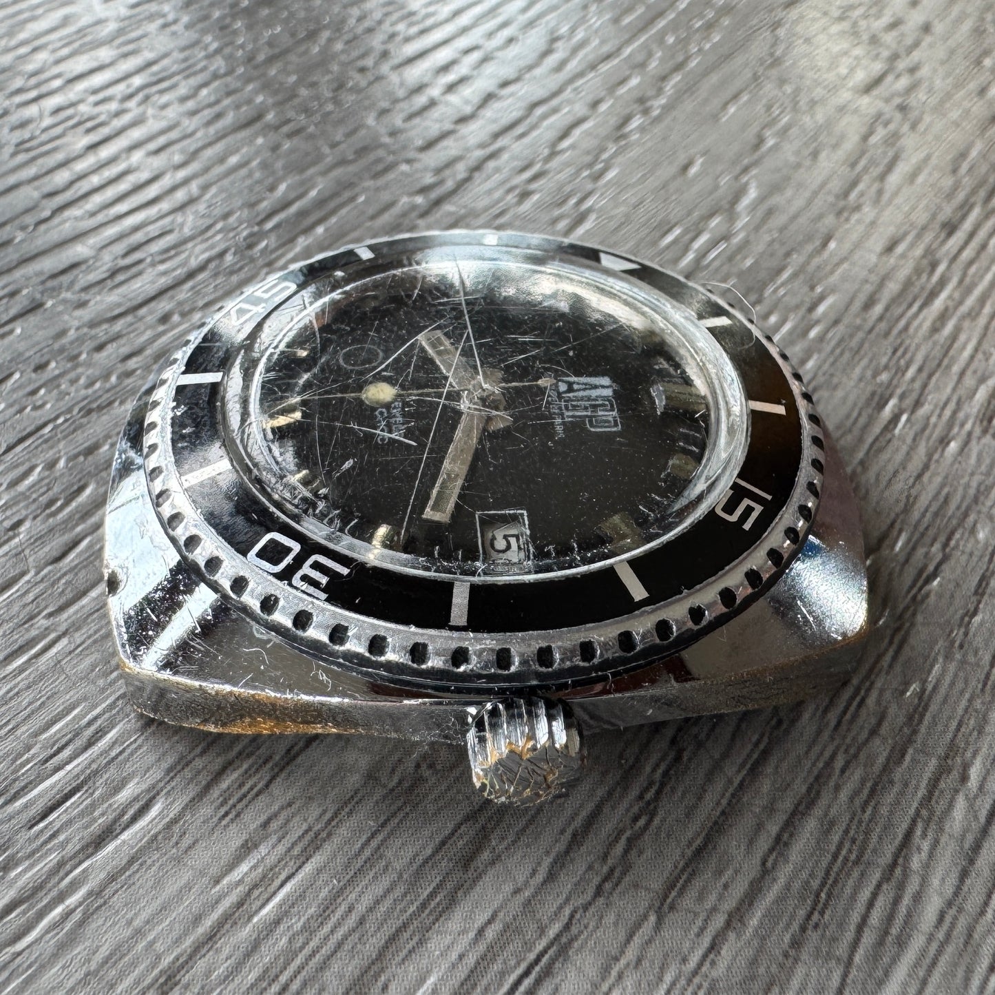Montre bracelet mécanique de plongée ancienne