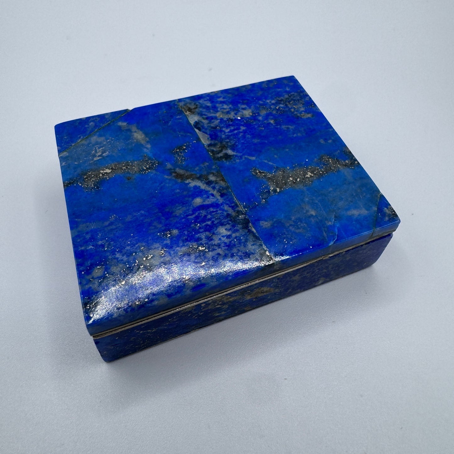 boîte ancienne en métal et lapis-lazuli