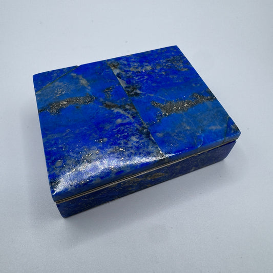 boîte ancienne en métal et lapis-lazuli