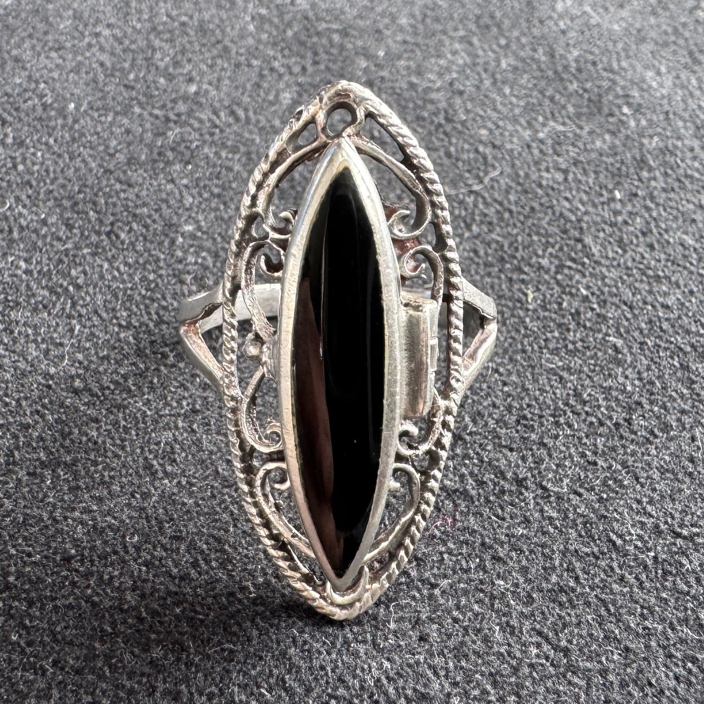 Bague ancienne en argent - dite « à poison »