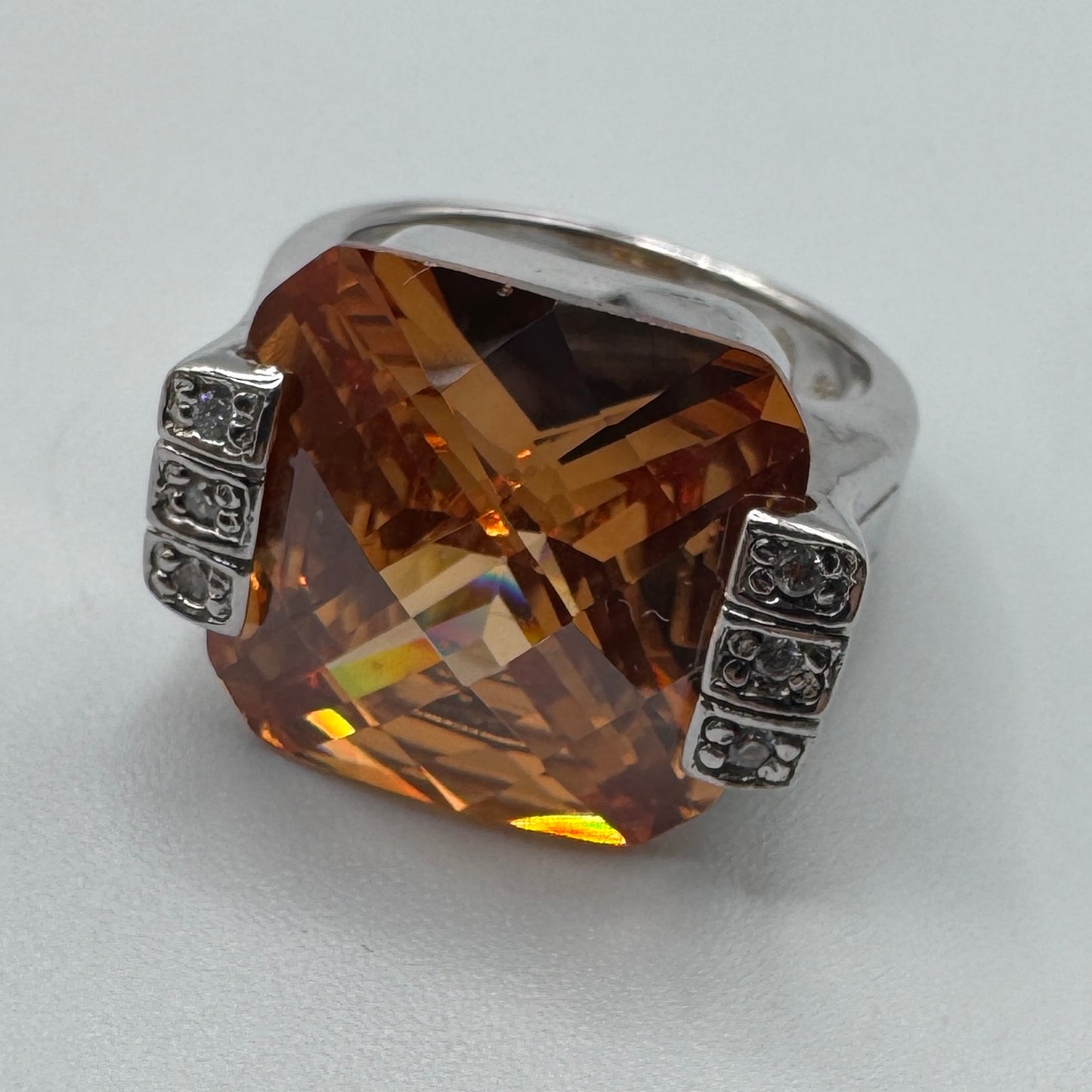 Grosse bague en argent et verroterie
