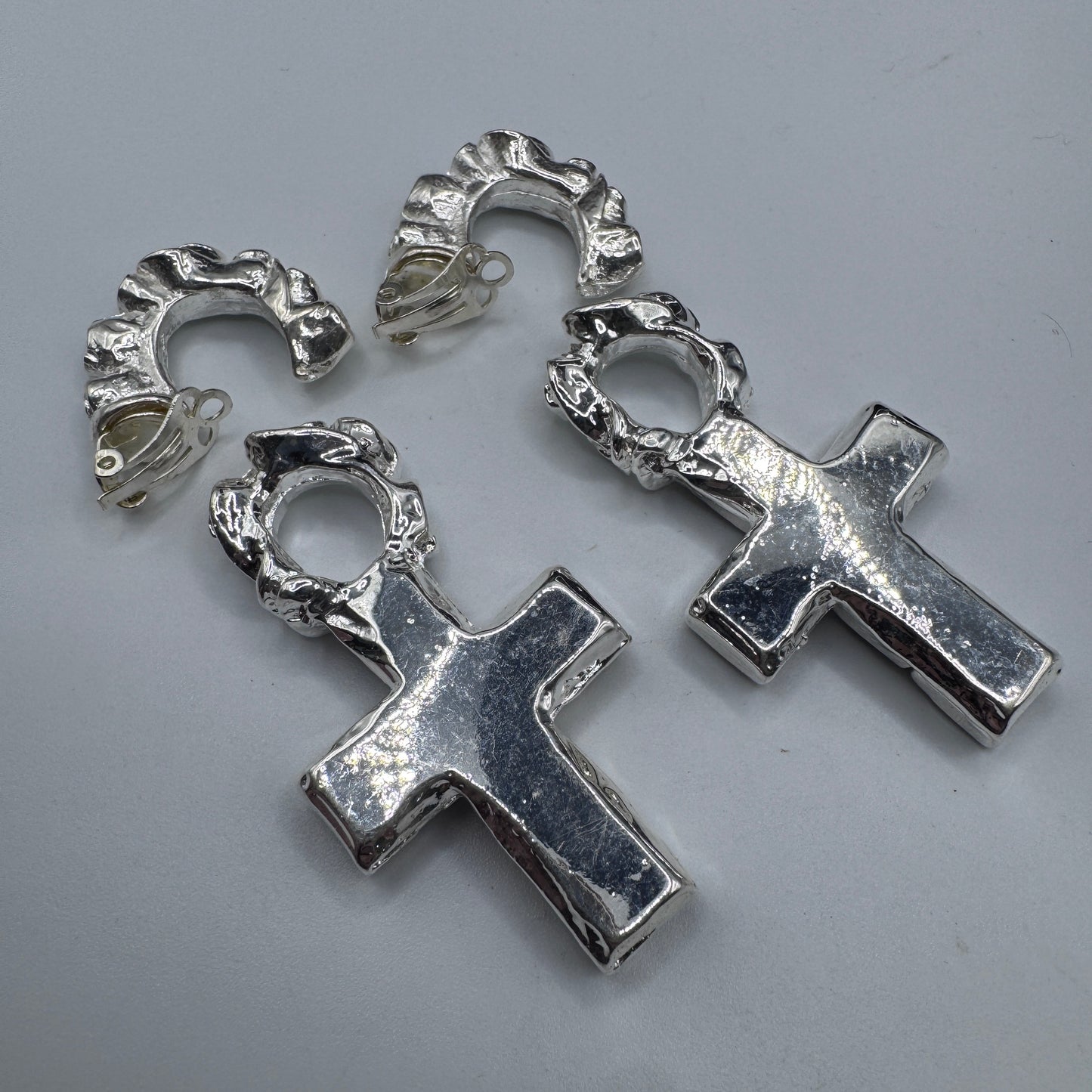 Jolis grands Clips vintage « croix » - plastique métallisé argenté
