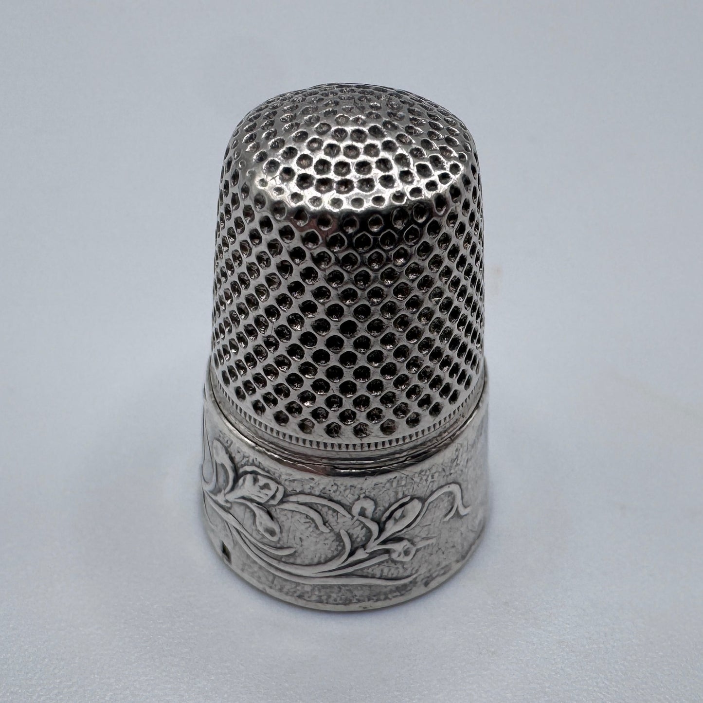 Superbe Dé à coudre Art Nouveau en argent