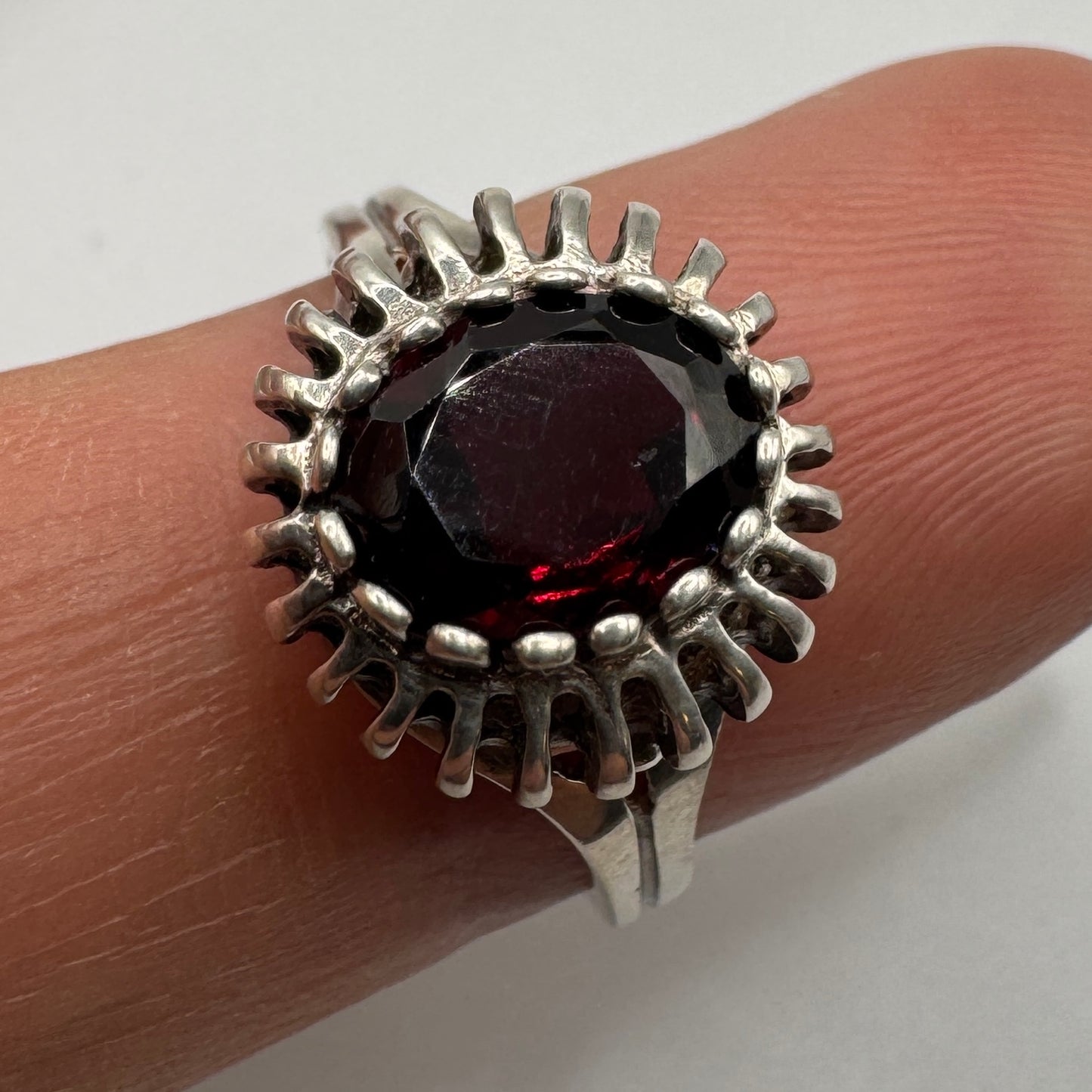 Jolie Bague en argent et pierre grenat