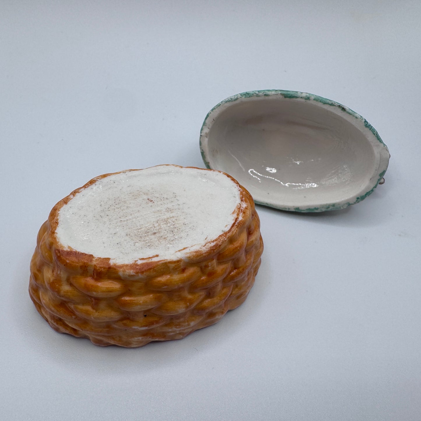 Boite Victorienne XIXeme en biscuit « poule couvant ses œufs »
