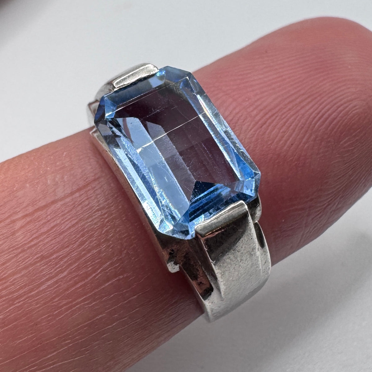 Bague Art Deco en argent et verroterie