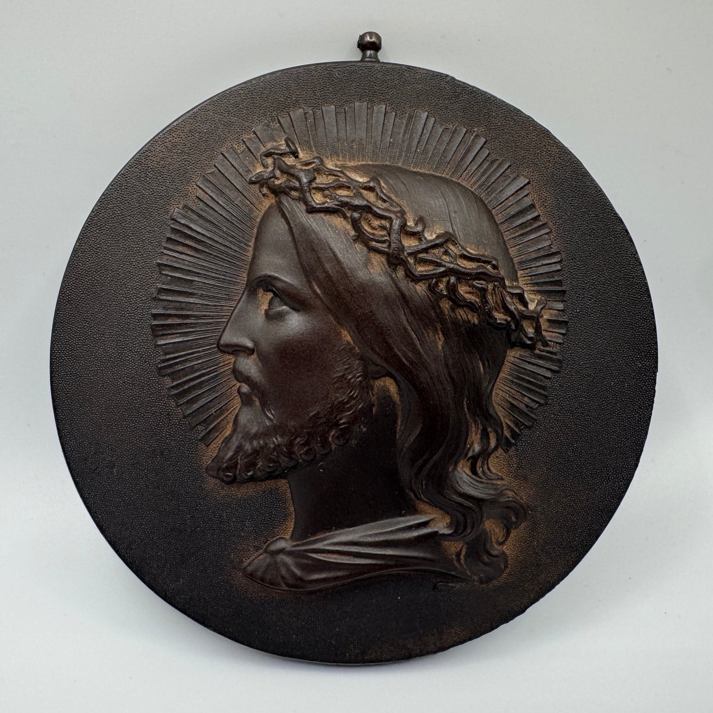 Grand médaillon ancien en bois durci « le Christ »