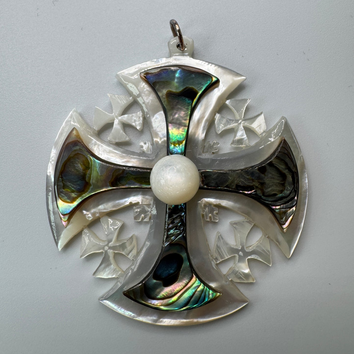 Pendentif vintage « croix de Jérusalem » - nacre sculptée