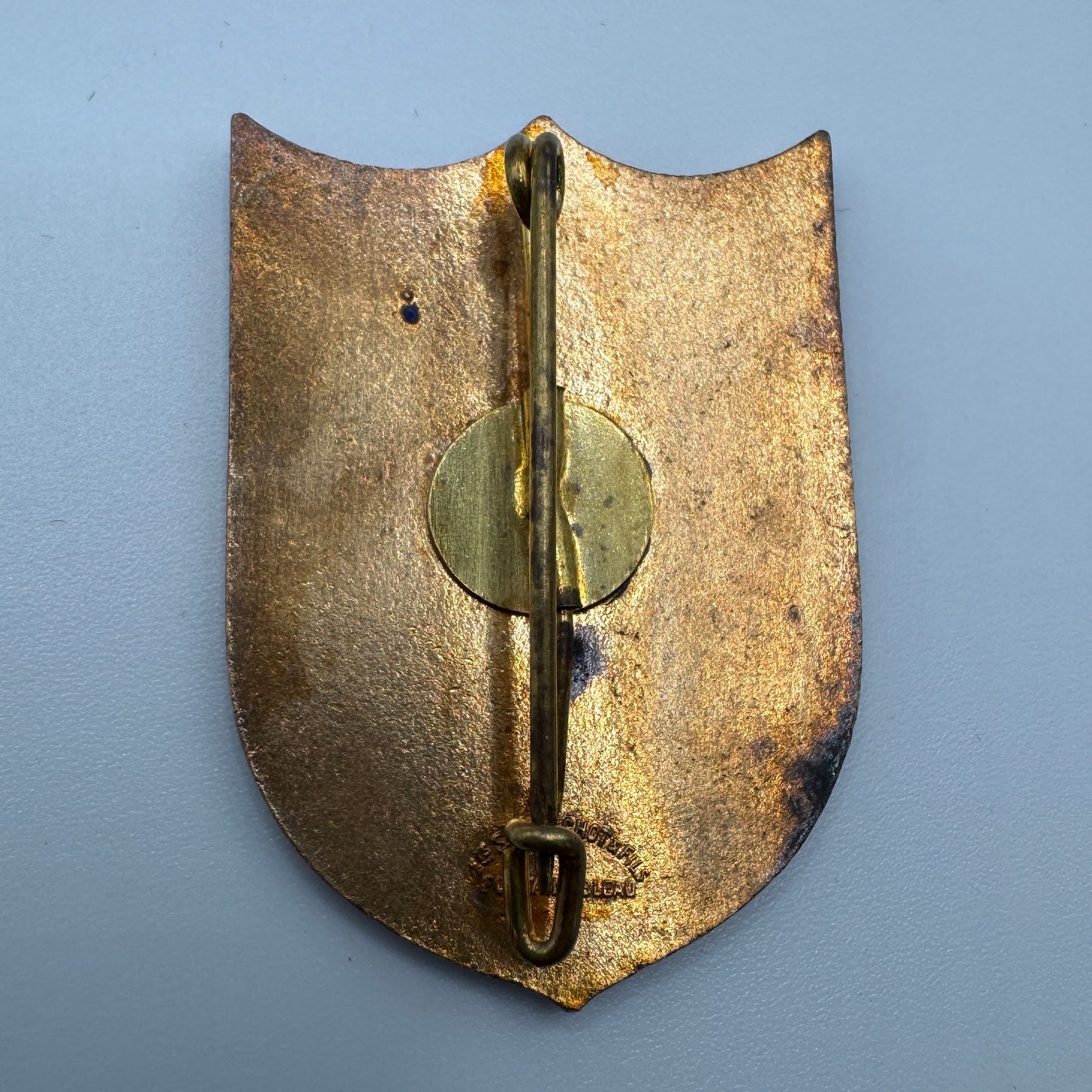 Broche ancienne Jeanne D’arc - métal doré émaillé