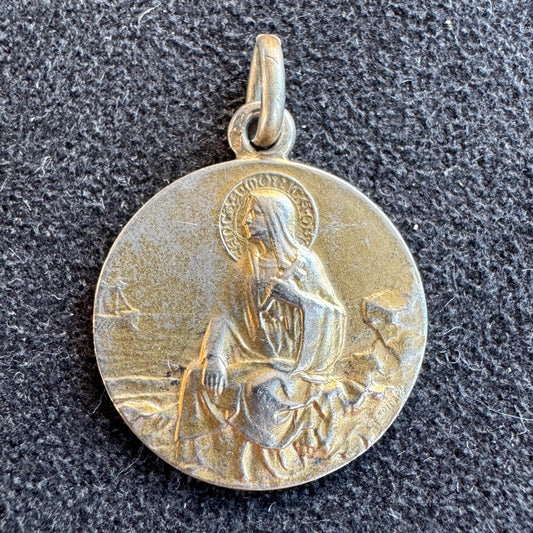 Médaille religieuse ancienne en argent vermeil « Sainte sur rocher face à la mer »