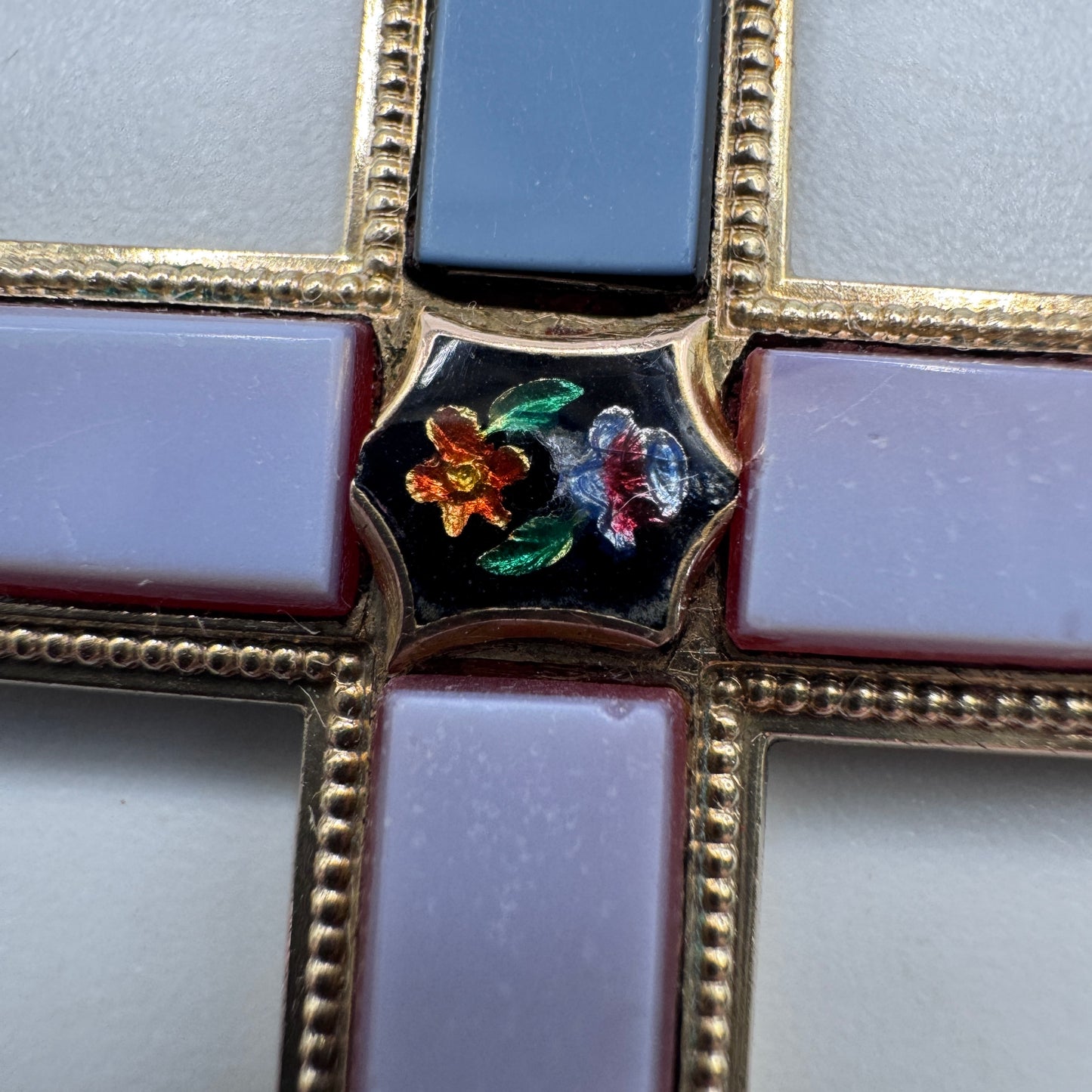 Superbe Croix ancienne - plaqué or, pâte de verre et émail