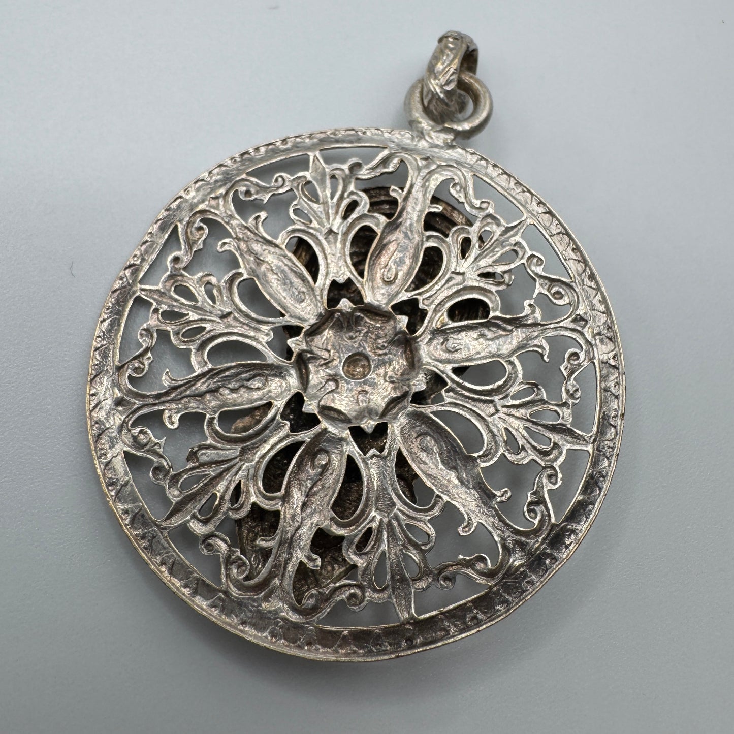 Pendentif ancien « La Savoyarde » - Métal argenté