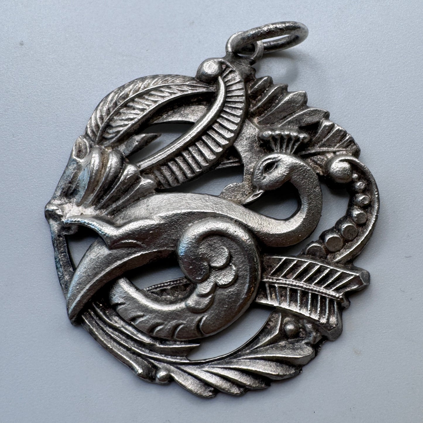 Rare grand Pendentif ancien « paon » - bronze argenté
