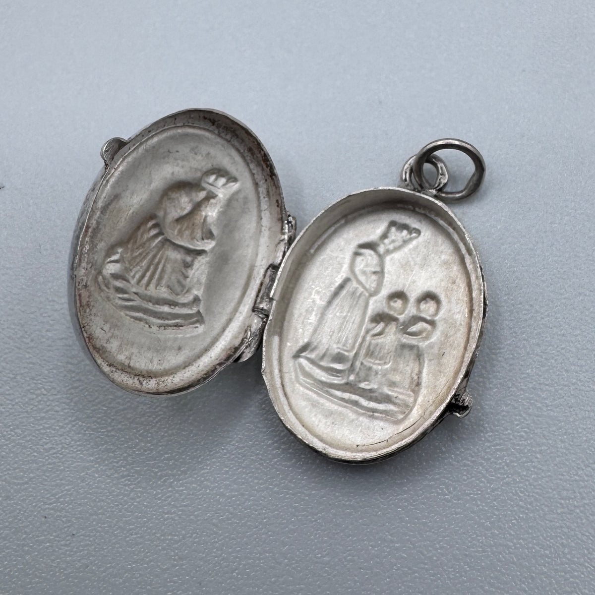 Pendentif ancien porte relique « Notre Dame de la Salette » - Argent massif