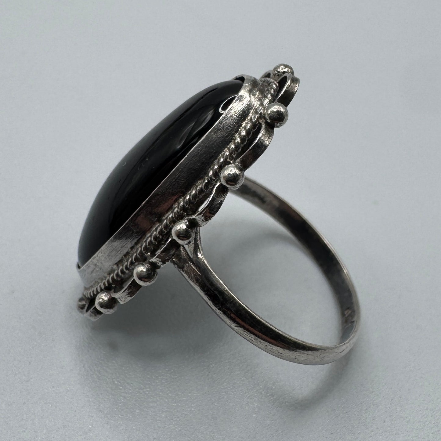 bague en argent et jais