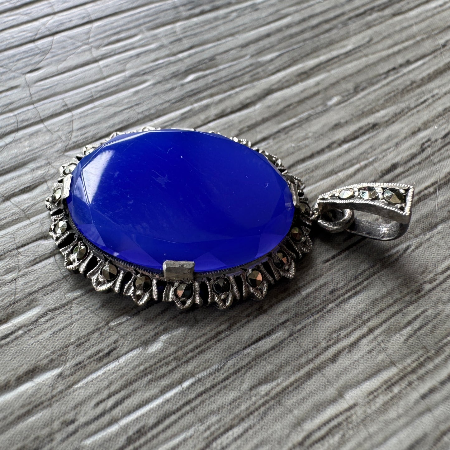 Pendentif ancien Art Déco en argent et pierre polie