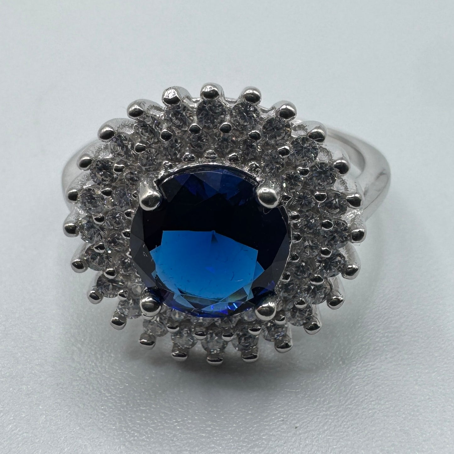 Jolie bague en argent et brillants