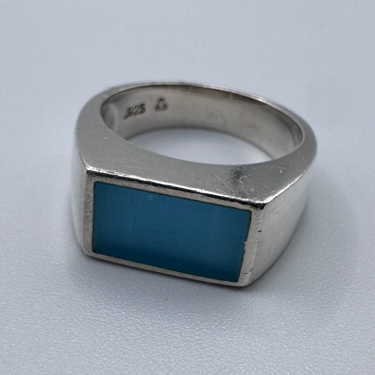 Jolie bague en argent et verroterie
