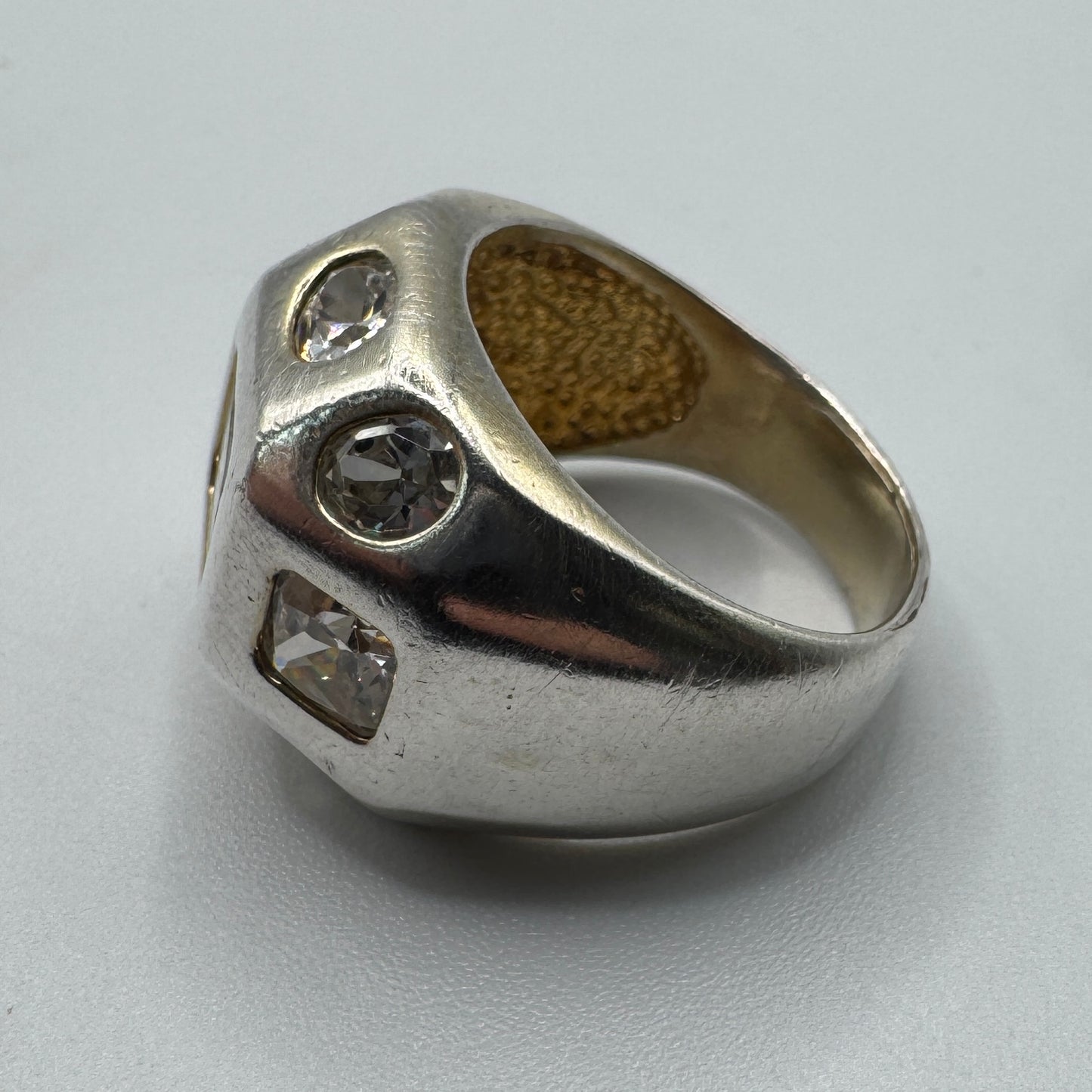 Grosse bague en argent et verroterie