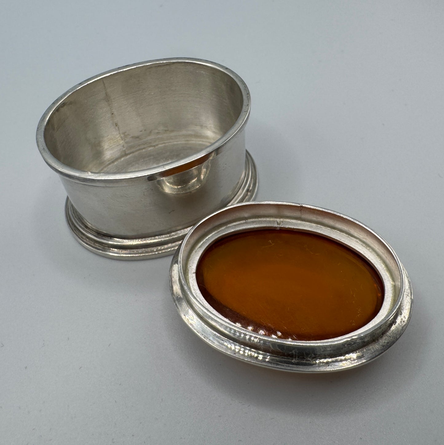 Superbe boîte pilulier en argent et ambre résine