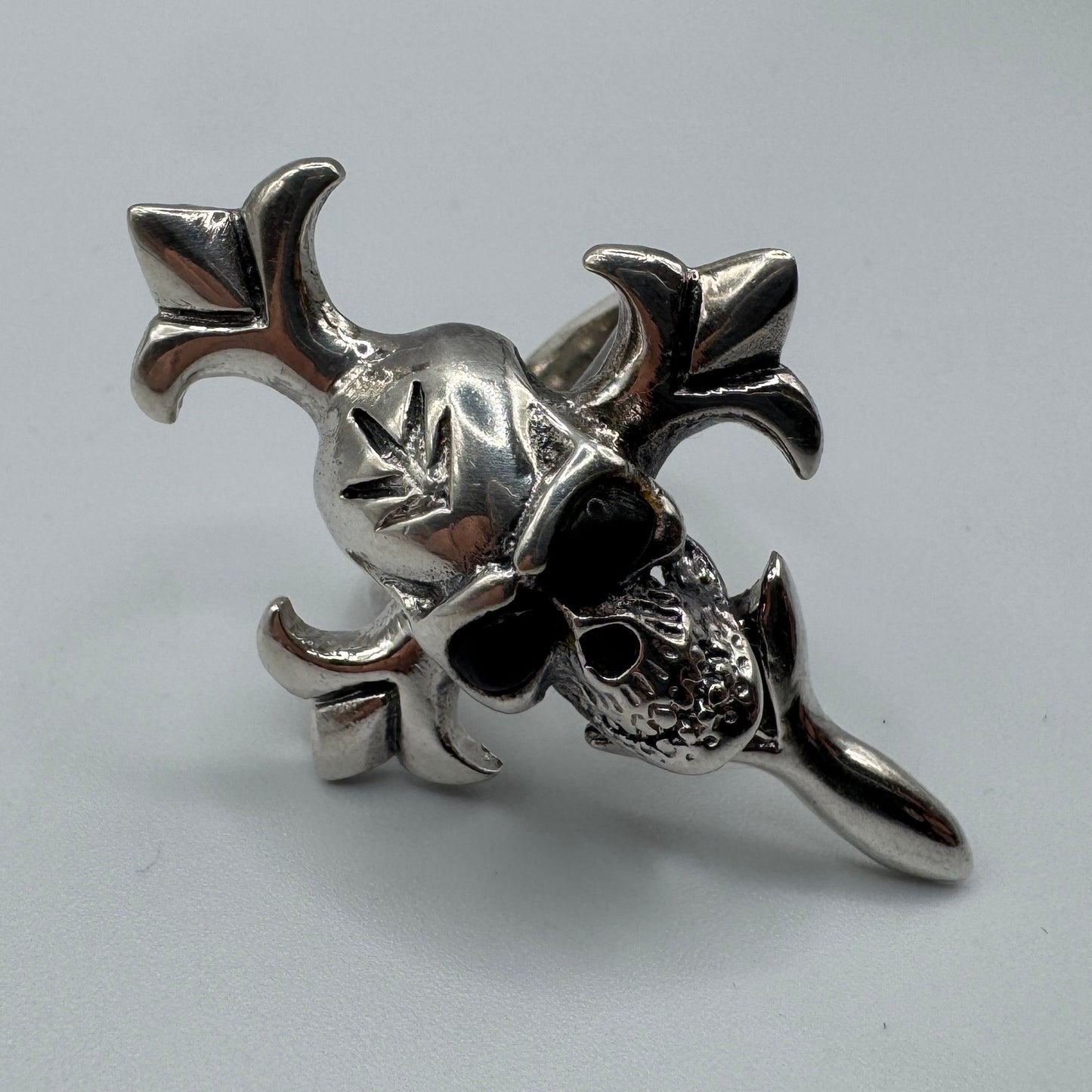 Superbe grosse Bague en argent motif Mémento Mori