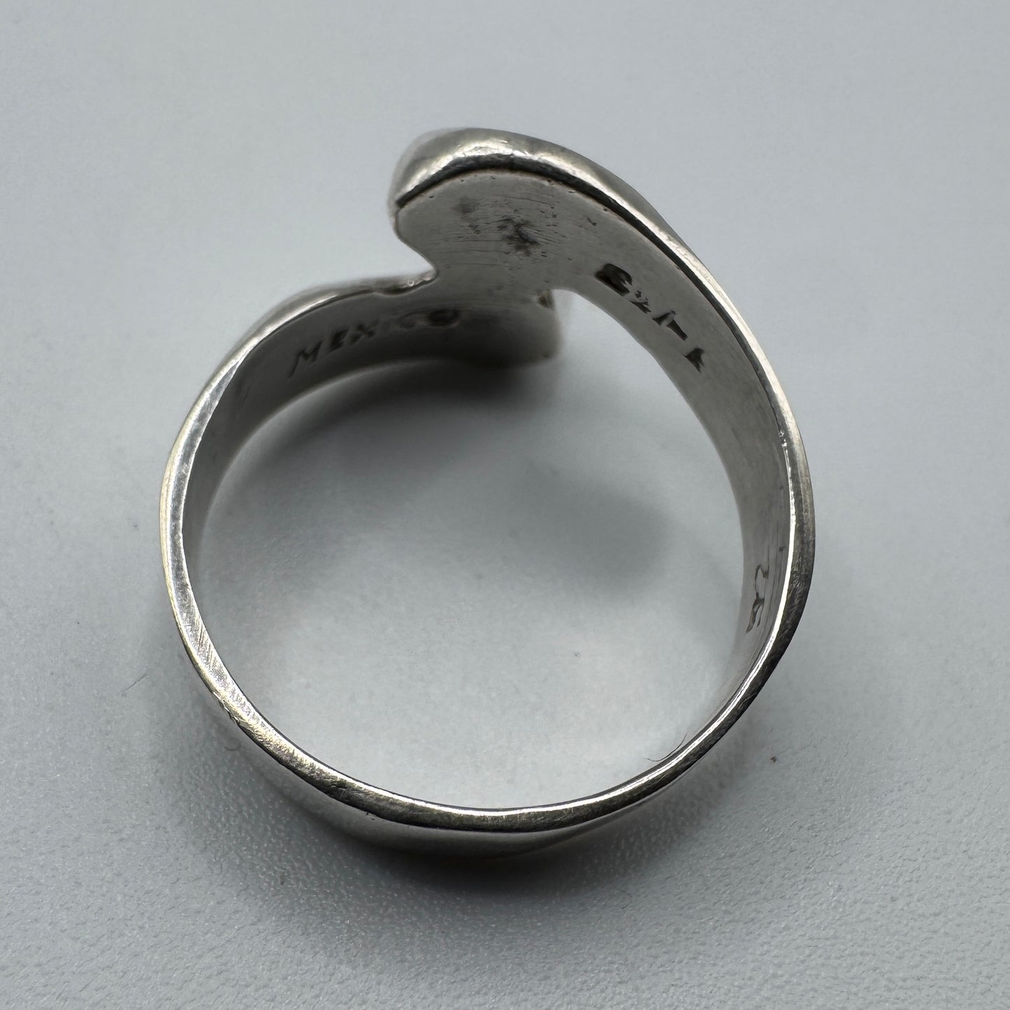 Bague en argent motif moderniste