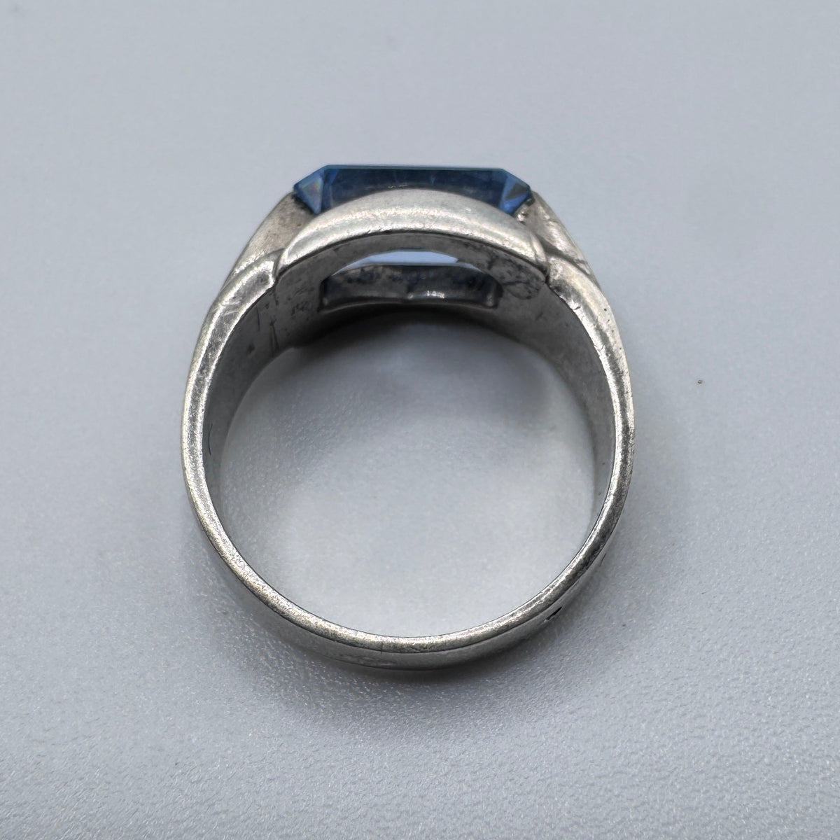 Bague Art Deco en argent et verroterie