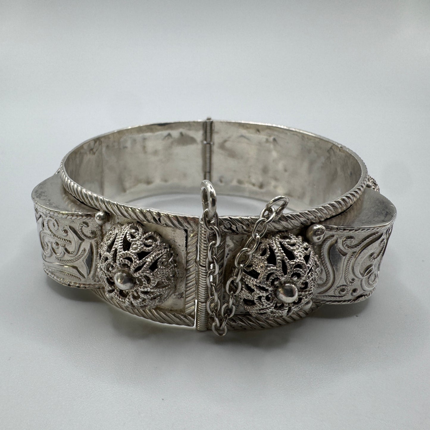 Bracelet ancien en argent à décor ciselé- Berbère