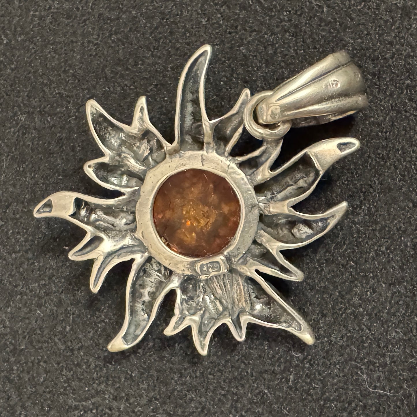 Pendentif soleil en argent et ambre