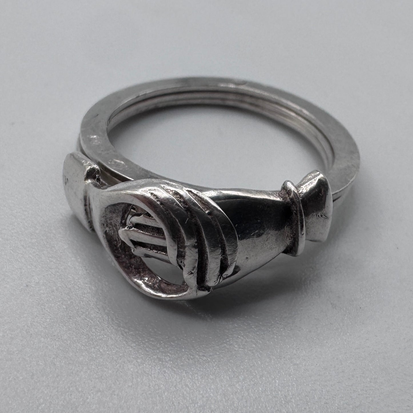 Jolie bague en argent à système « un anello di fede »