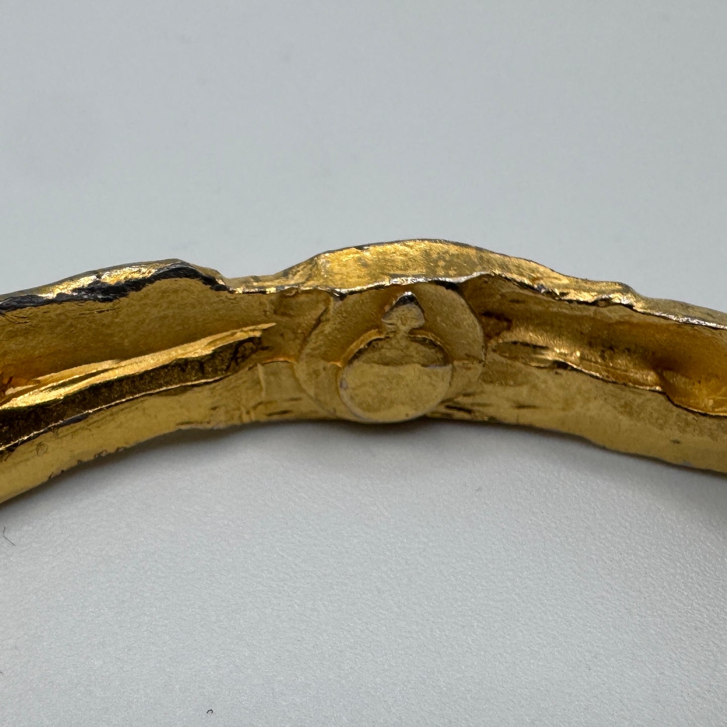 Bracelet signé INNE - jonc  en métal doré vintage-  création EDOUARD RAMBAUD