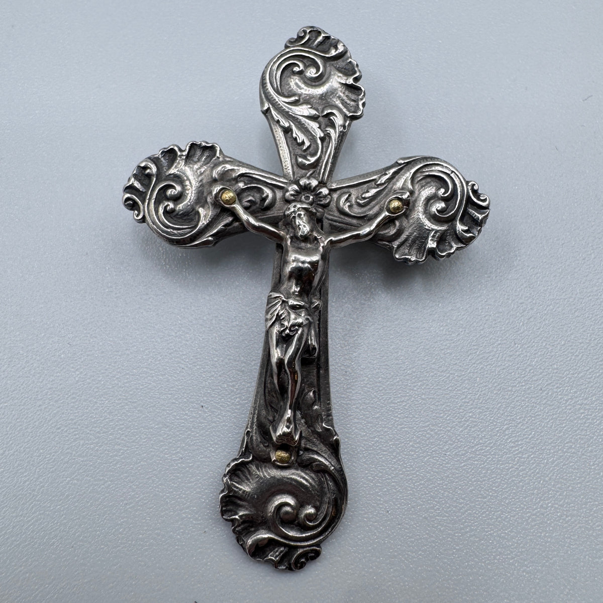 Broche Ancienne style rocaille « crucifix »