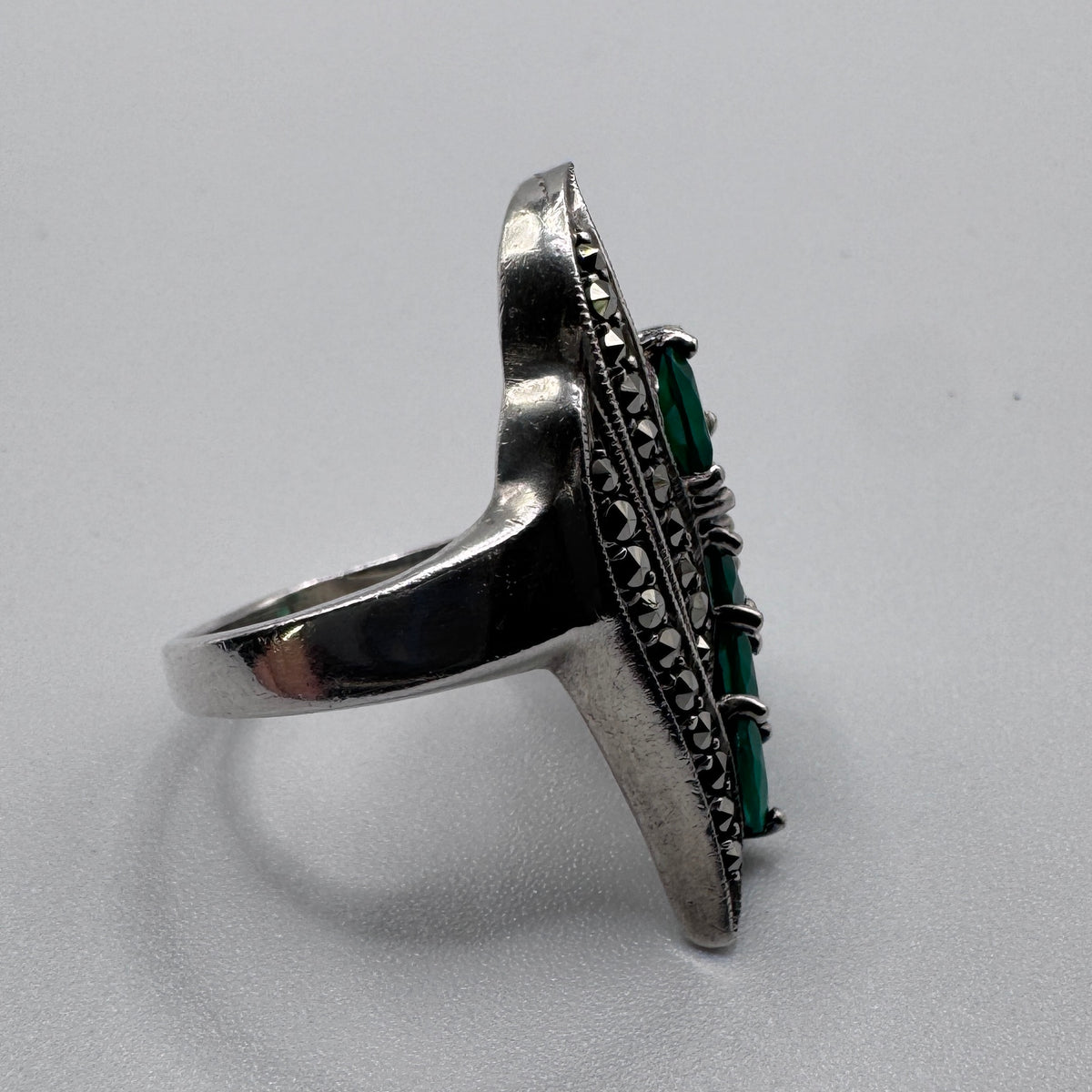 Grosse bague en argent massif et émeraudes