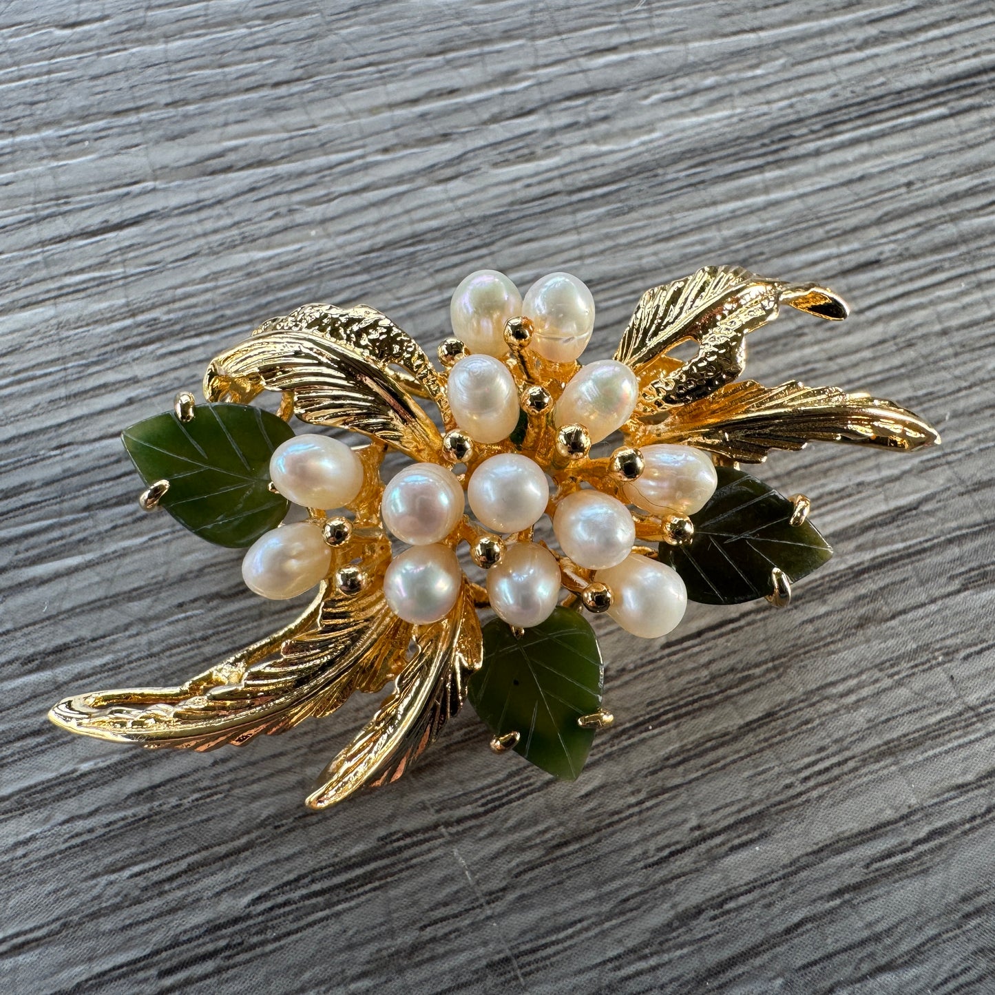 Broche vintage plaqué or - perles d’eau douce et jade