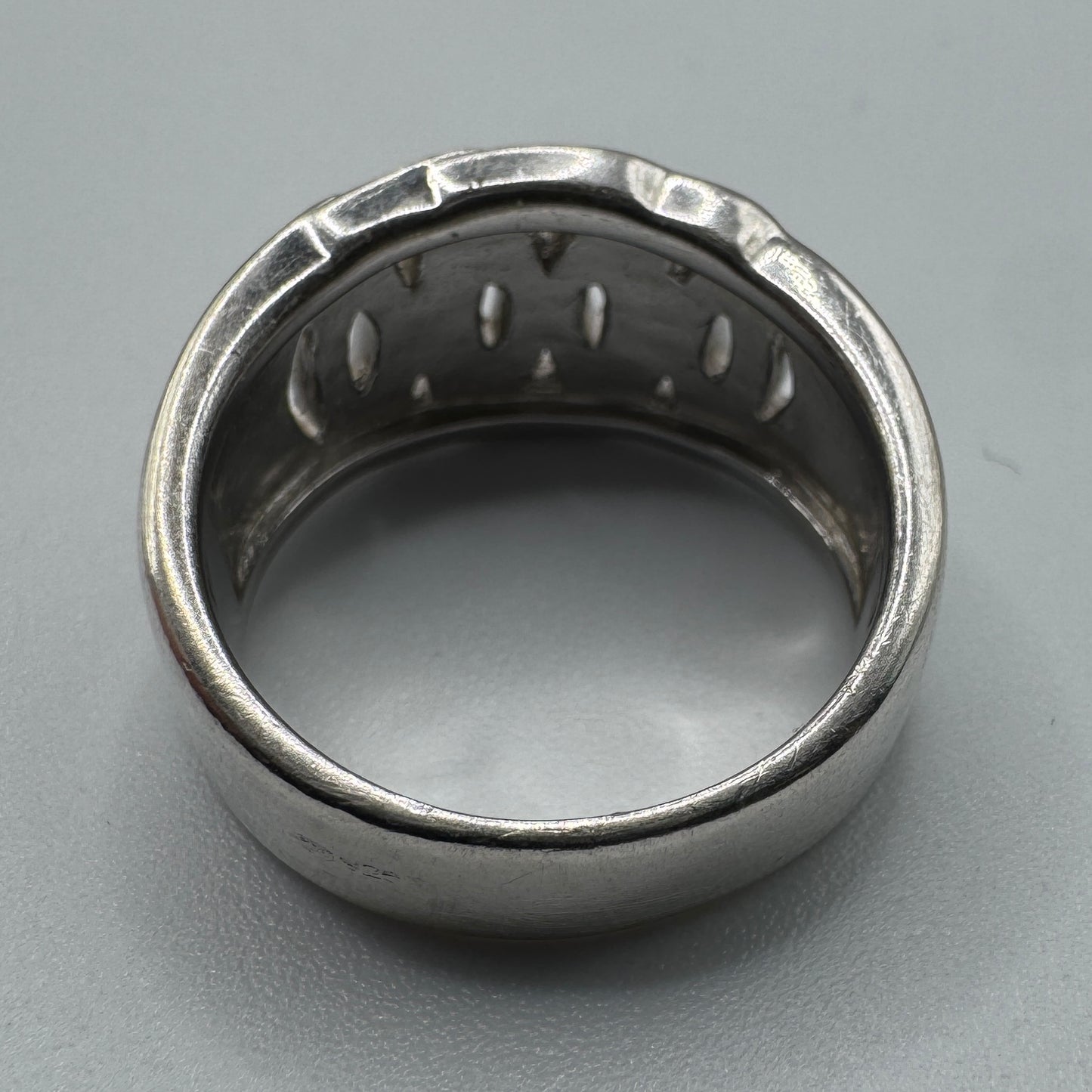 Grosse bague en argent et brillants
