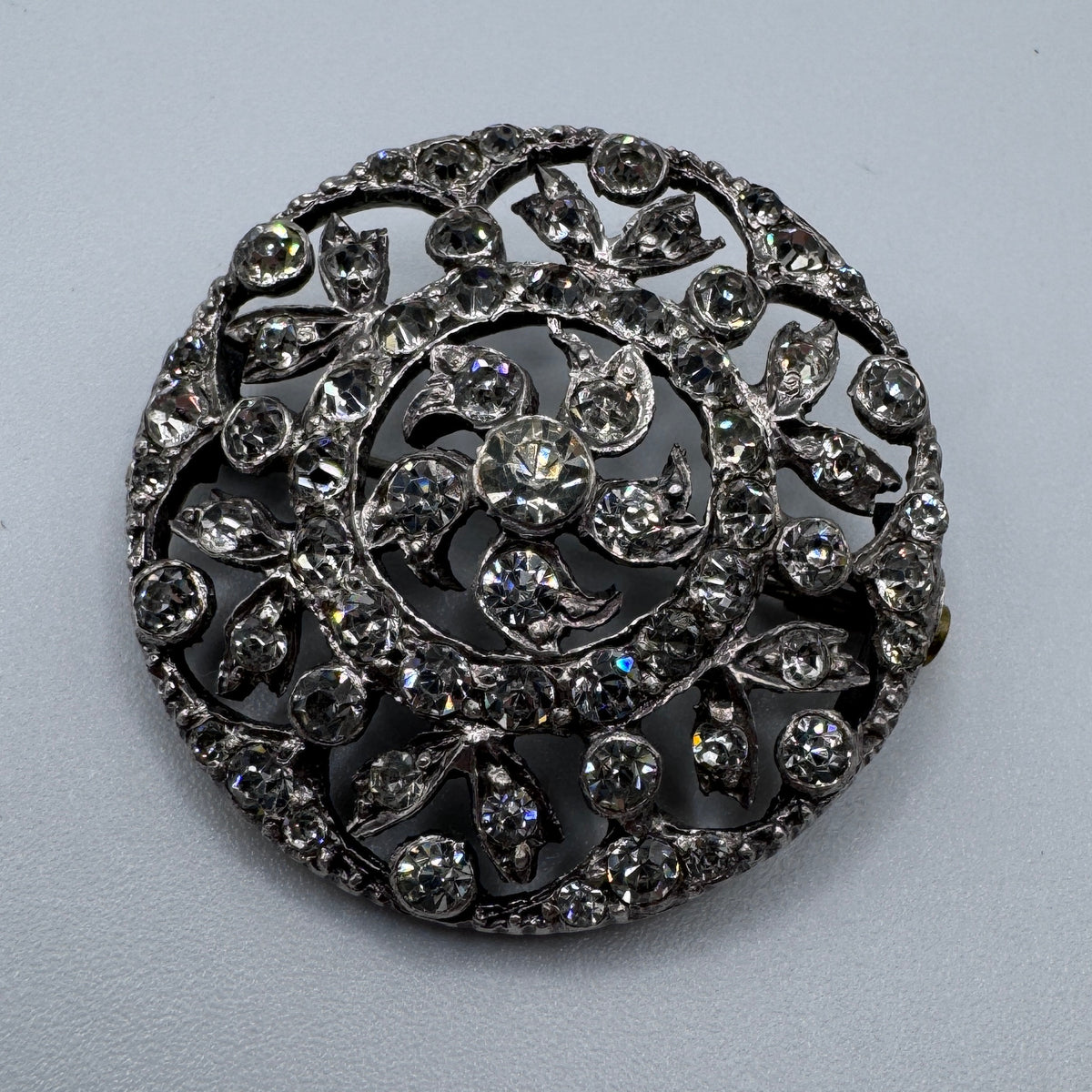 Broche Ancienne - Métal Argenté et verroterie